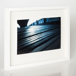 Jede Fotografie der Serie urban.makro ist in einem hochwertigen Holzrahmen gefasst und signiert.